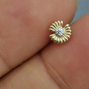 Calendo Bijoux de corps en <span class=keywords><strong>or</strong></span> <span class=keywords><strong>jaune</strong></span> massif 14K Fleur sans fil interne incrustée de zircon <span class=keywords><strong>Piercing</strong></span> <span class=keywords><strong>nez</strong></span> Labret - Product Image 5