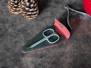 ซองหนังใส่กรรไกรตัดเล็บแบบ<span class=keywords><strong>ม</strong></span>ีโลโก้สั่งทำ  ปลอกป้องกันกรรไกรแบบ<span class=keywords><strong>ม</strong></span>ีหัวเข็มขัดสำหรับ<span class=keywords><strong>ร้าน</strong></span><span class=keywords><strong>ทำ</strong></span><span class=keywords><strong>เล็บ</strong></span> - Product Image 1