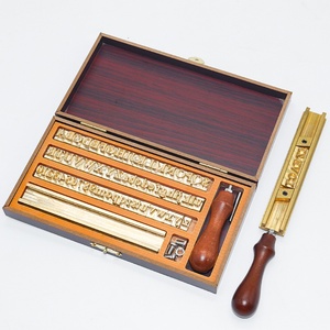 แม่พิมพ์ตัวอักษรและตัวเลขทองเหลืองแบบกำหนดเอง OEM MOQ ต่ำ โรงงานผลิตโดยตรง แม่พิมพ์ปั๊มหนังแบบกำหนดเองสำหรับตัวอักษร สัญลักษณ์ และตัวเลข - Product Image 1