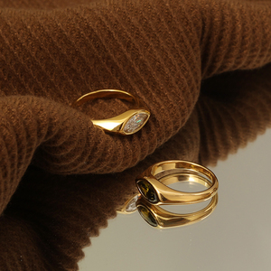 Anillos Unisex Geométricos de Acero Inoxidable Chapados en Oro de 18K con Circonitas Cúbicas, Estilo Vintage, Antiguo, Minimalista y Moderno - Product Image 1