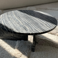 Traumhafter asymmetrischer Marmor-Couchtisch mit doppelter Stütze, runder Naturstein-Mitteltisch für moderne, gehobene Wohnräume