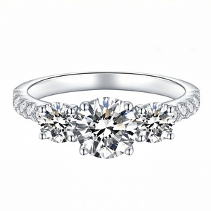 Anillo de Compromiso Moderno para Mujer, con Tres Piedras Redondas de Moissanita con Corte Brillante, Engaste de Plata 925, Bañado en Plata Sólida, en Oferta - Product Image 1