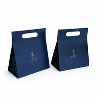 Boîte cadeau pliable triangulaire, emballage plat en une seule pièce avec poignée, logo personnalisé, écologique pour les vêtements, directement de l'usine