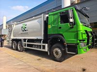 Camion benne à ordures SINOTRUK 6x4 23CBM à chargement arrière, benne hydraulique robuste avec élévateur suspendu