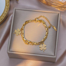 Pulsera de acero titanio sin decolorar para mujer, estilo lujo, trébol de cuatro hojas, doble capa, baño de oro, joyería de mano - Product Image 6