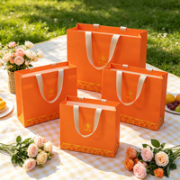 Sac cadeau en papier de luxe personnalisable et écologique avec estampage à chaud doré et poignée en ruban pour l'emballage alimentaire et une utilisation promotionnelle