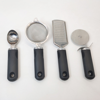 Ensemble d'ustensiles de cuisine en acier inoxydable : coupe-pizza, presse-ail, ouvre-bouteille, cuillère à glace, éplucheur, râpe à fromage