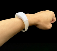 Gelang LED RGB Glow Kustom Grosir Pabrik dengan Bahan ABS+Silikon dan Remote Control untuk Konser/Acara