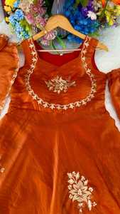 Robe en satin de qualité supérieure avec pantalon et dupatta, tenue ethnique de créateur pour fêtes, mariages et festivals à bon prix - Product Image 5