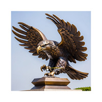 Grande sculpture d'aigle de jardin en métal Statue d'aigle artisanale en métal grandeur nature Sculpture de faucon en bronze à vendre