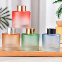 Flacon diffuseur de roseaux en verre d'aromathérapie personnalisé de 100ml et 120ml pour la décoration de la chambre avec couvercle à vis, sérigraphie, manipulation de surface