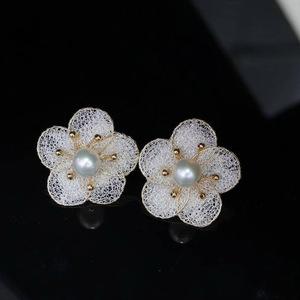 Pendientes de perlas florales con baño de oro de 14K, artesanía italiana en encaje, pendientes de perlas naturales de agua dulce hechos a mano, joyería al por mayor. - Product Image 2