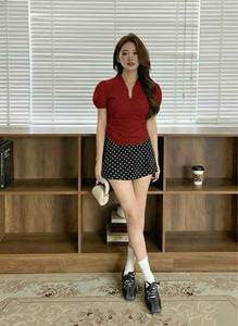 Conjunto de Top con Mangas Abullonadas y Falda Mini con Estampado de Lunares, Cuello en V, Manga Corta, Mezcla de Algodón, Estilo Casual Chic para el Día y la Noche - Product Image 6