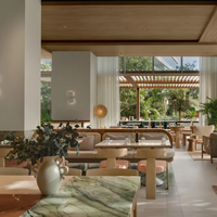 Ensemble de meubles de restaurant modernes et luxueux Songdesign, table à manger carrée en bois massif personnalisable et chaises confortables en tissu