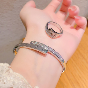 ชุดแหวนและกำไลข้อมือโลหะผสมทอง เงิน และทองแดงสำหรับผู้หญิง ประดับเพชรซิร์โคเนียมแบบฝังละเอียด ดีไซน์เรขาคณิต แฟชั่นเครื่องประดับ ของขวัญ - Product Image 2