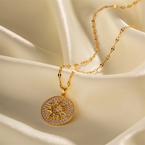 Collar de Mujer de Alta Calidad Chapado en Oro con Colgante Redondo de Zirconia en Forma de Sol - Product Image 3