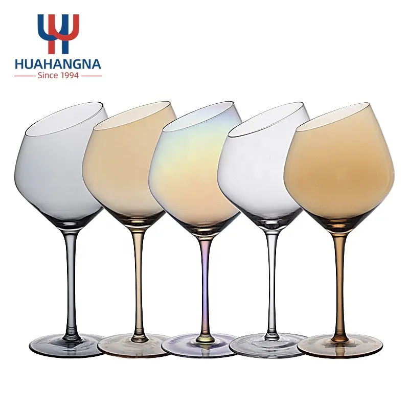 Sampel Gratis Hand Blown Gelas Anggur Bertangkai Berwarna 17Oz Batang Panjang Kaca Anggur Kristal Miring untuk Pernikahan