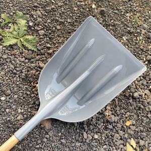 Высококачественная пластиковая лопата для уборки снега с индивидуальным логотипом и <span class=keywords><strong>OEM</strong></span>-сервисом, длинная пластиковая лопата для снега с деревянной ручкой для фермерских хозяйств - Product Image 3
