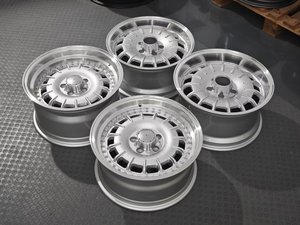 Cerchi in Lega LG Stile Vintage Mesh da 17 Pollici 5x112 con Bordo Esterno Lucidato e Profilo Profondo per Mercedes Benz Oldtimer W123 W124 <span class=keywords><strong>R129</strong></span> - Product Image 4