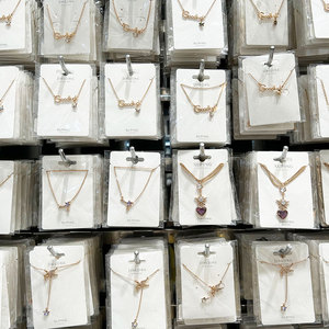 Collana da Donna Xuping Gioielli all'Ingrosso Placcata Oro con Catena a Maglie e Ciondoli di Perline Fiori Cuori Farfalle Perle Cristalli e Stile Tennis di Moda - Product Image 3