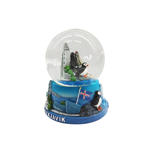 Globo de Nieve Personalizado de Resina con Figura de Puffin de Islandia, Adorno de la Iglesia Hallgrímskirkja, Reykjavik - Product Image 1