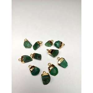 Colgante Pequeño de Esmeralda Natural Preciosa en Bruto, Conector de Piedra de Nacimiento, Dijes de Oro Vermeil Verde de Alta Calidad, Mes de Mayo - Product Image 1