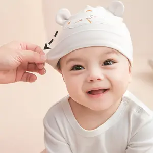 Yeni tasarım tarzı bebek şapka 0-6 ay yenidoğan organik pamuk şapka erkek ve kız bere düğümlü bebek şapka için iki adet