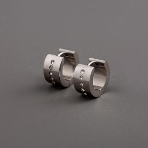 ต่างหูฮักกี้ ไทเทเนียมสตีล ขอบกว้าง ประดับเพชร ต่างหูห่วงแฟชั่นสำหรับผู้ชาย ดีไซน์ทรงเรขาคณิต สำหรับสวมใส่ในชีวิตประจำวัน - Product Image 1