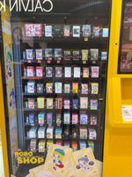 Distributeur automatique commercial XYZ POP MART avec logo personnalisé sur le dessus, pour la vente de boîtes mystères à thème, destiné aux centres commerciaux, magasins de jouets et usines