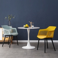 Chaise à bras en plastique pp blanc, tissu nordique élégant, coussin doux, chaises de salle à manger pour la maison