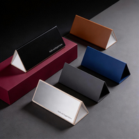 Boîte pliante triangulaire écologique personnalisée avec panneau en métal brossé, garniture en cuir, gaufrage et pelliculage mat pour une image de marque haut de gamme