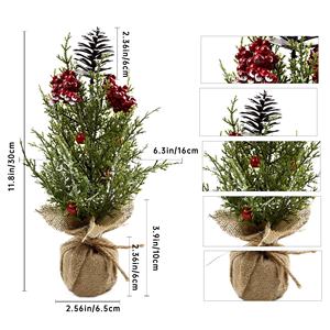 Arrangement <span class=keywords><strong>de</strong></span> table <span class=keywords><strong>de</strong></span> Noël avec baies rouges, décorations artificielles <span class=keywords><strong>de</strong></span> pin en feuilles persistantes dans un <span class=keywords><strong>pot</strong></span> en <span class=keywords><strong>toile</strong></span> <span class=keywords><strong>de</strong></span> <span class=keywords><strong>jute</strong></span> pour une présentation festive - Product Image 3