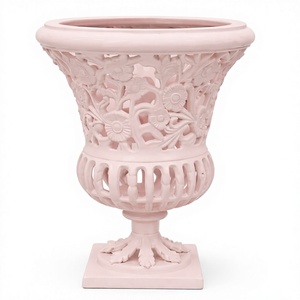 Urne de jardin en métal fini rose avec base carrée, jardinière classique d'extérieur pour la décoration de fleurs et de plantes vertes, urne de jardin - Product Image 1