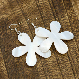 48mm naturale madreperla <span class=keywords><strong>orecchini</strong></span> pendenti alla moda <span class=keywords><strong>con</strong></span> conchiglia di fiori ciondolo in metallo all'uncinetto gioielli per feste regali - Product Image 1