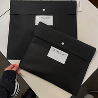Pochette pour vêtements en non-tissé épaissi avec logo personnalisé, bouton pression, sac cadeau pour l'emballage de t-shirts et de vêtements, vente en gros