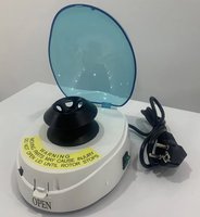 Mini centrifugeuse de laboratoire MC 04 avec structure compacte, couvercle transparent, commande tactile pour la séparation et l'analyse des échantillons de routine