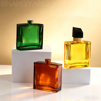 Vente en gros de flacons de parfum modernes et luxueux de 50 ml, carrés plats, couleur originale personnalisée, verre avec bouchon noir et vaporisateur à pompe