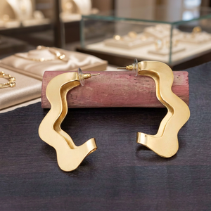 Pendientes Colgantes Clásicos Soumya Creation de Aleación de Zinc Chapados en Oro con Forma de Pluma Hueca Ondulada para Fiestas y Bodas de Mujer - Product Image 3