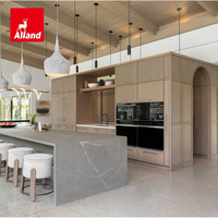 Meubles de cuisine complets de style européen sur mesure, en chêne clair massif, durables et luxueux, avec îlot central et armoires de garde-manger.