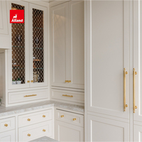 Cuisine minimaliste Alland pour maison de plage, armoire encastrée avec tiroirs sur mesure à queue de pie, porte en verre fumé et verre cannelé