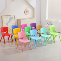 Chaises et tabourets en plastique épaissi de petite taille pour la vente en gros aux fabricants, idéaux pour les écoles maternelles, les écoles et les adultes