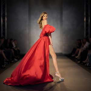 Robe de soirée élégante en crêpe rouge, coupe trapèze, avec sequins et perles brodés à la main, col épaules dénudées, tenue de soirée - Product Image 5