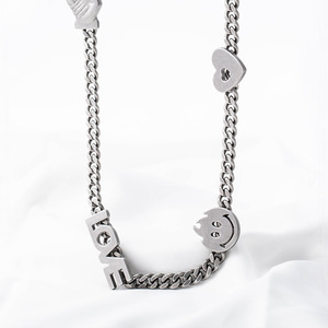 Collar de acero inoxidable con cara sonriente y colgante de amor para hombre, estilo hip hop - Product Image 1