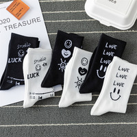 Chaussettes de sport en coton respirant pour couples, noires et blanches, avec motifs de dessins animés amusants, style skateboard, vente en gros