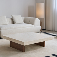 Table basse carrée en marbre avec pieds en bois, design italien moderne pour salon