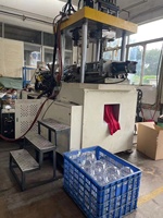Machines de soufflage de plastique PET à structure mini Machine de soufflage de plastique Machine de moulage par injection