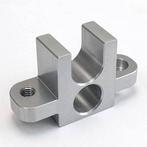 Support de fixation en aluminium usiné CNC en forme de U avec alésage central et ailettes fraisées pour montage d'équipement - Product Image 1