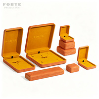 Boîte à bijoux de luxe FORTE en cuir PU orange vibrant avec intérieur en velours, logo personnalisé et service de marquage à chaud