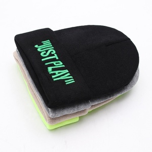 Bonnet tricoté unisexe personnalisé avec logo, automne-hiver, broderies, nœuds, à carreaux, rayures, camouflage, acrylique, motif à pois, style professionnel - Product Image 4