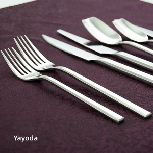 Set <span class=keywords><strong>di</strong></span> posate portatile in acciaio inossidabile lucidato a specchio, stile minimalista, con coltello da bistecca, forchetta, cucchiaio, mestolo e forchetta da frutta - Product Image 2